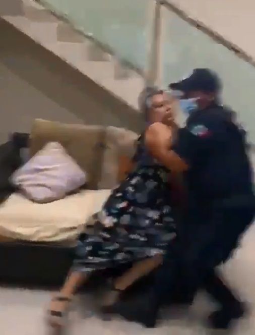 Policía municipal somete a abuelita que allanó propiedad en Cancún (VIDEO)