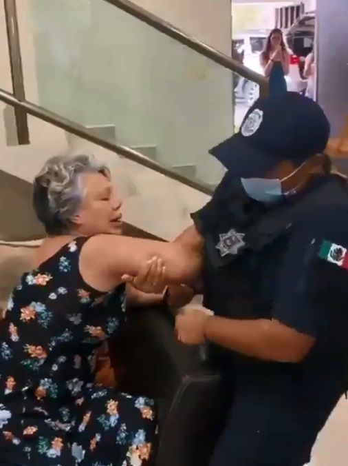 Policía municipal somete a abuelita que allanó propiedad en Cancún (VIDEO)