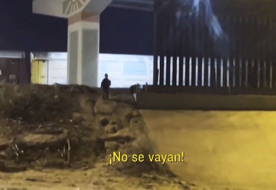 Video de niño abandonado en la frontera causa indignación