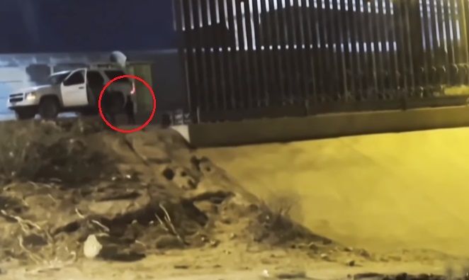 Video de niño abandonado en la frontera causa indignación