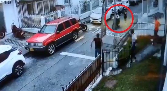 Colombia. Hombre frustra robo con patada voladora |VIDEO