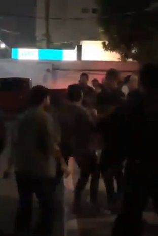 Chiapas. Hombre golpea a una joven afuera de un bar (VIDEO)