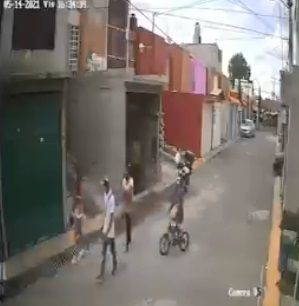 Exigen denunciar a hombre que golpeó a joven en Ecatepec