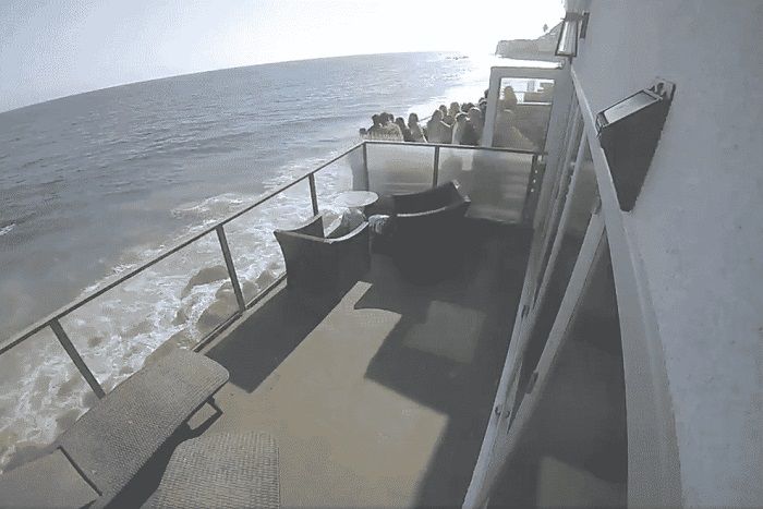 Video. Colapsa balcón lleno de gente durante fiesta en Malibú