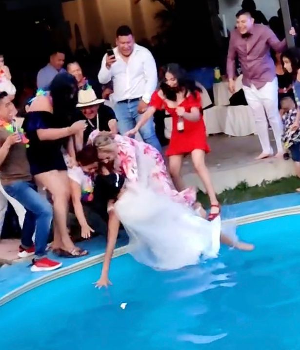 Invitados avientan a novia a piscina y broma casi arruina la boda (VIDEO)