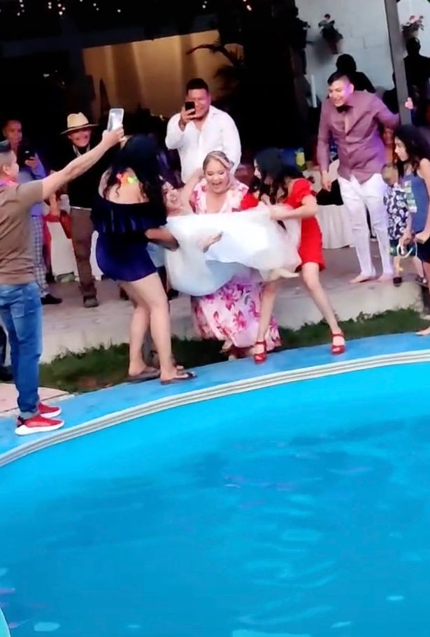 Invitados avientan a novia a piscina y broma casi arruina la boda (VIDEO)