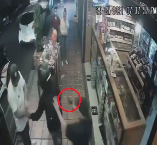 Comerciante mata a ladrón que intentó robar su negocio |VIDEO 