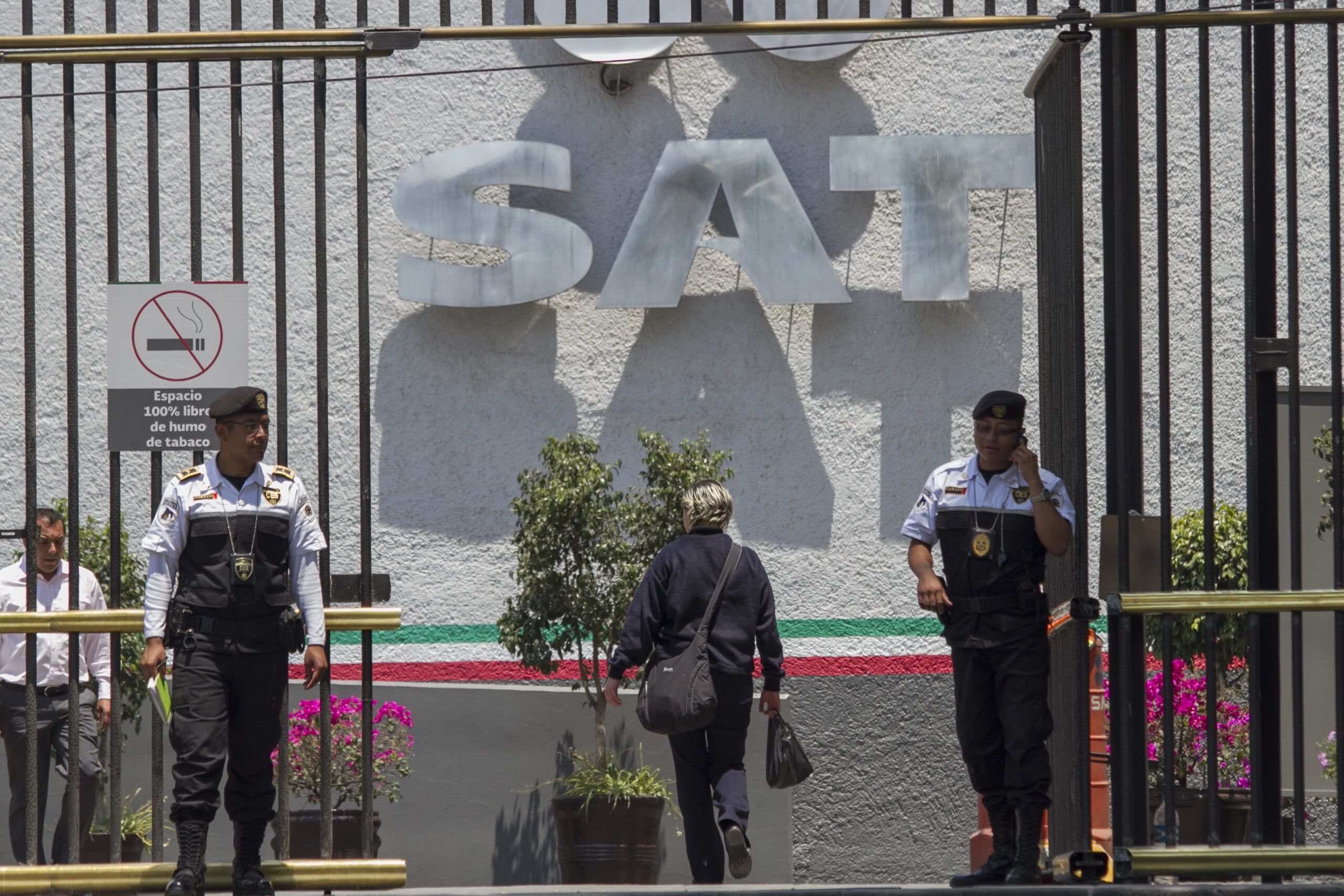 SAT revisará tus depósitos en efectivo si recibes más de 15 mil pesos al mes