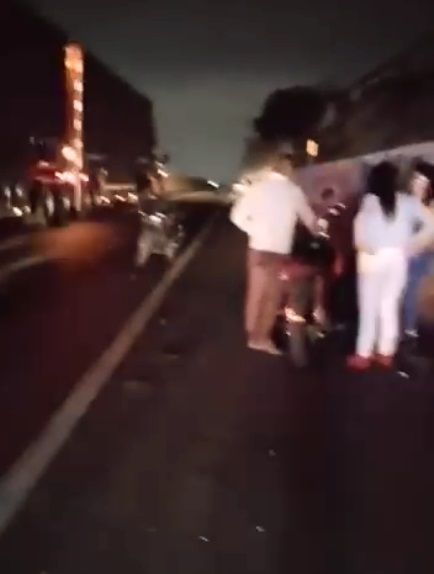 Graban a joven que abandonó a su copiloto al verla muerta