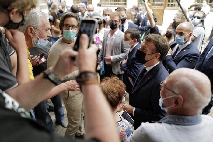 Hombre cachetea a Emmanuel Macron, presidente francés