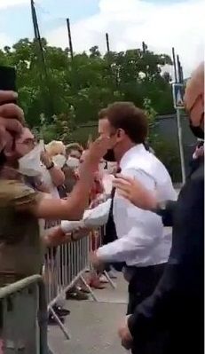 Hombre cachetea a Emmanuel Macron