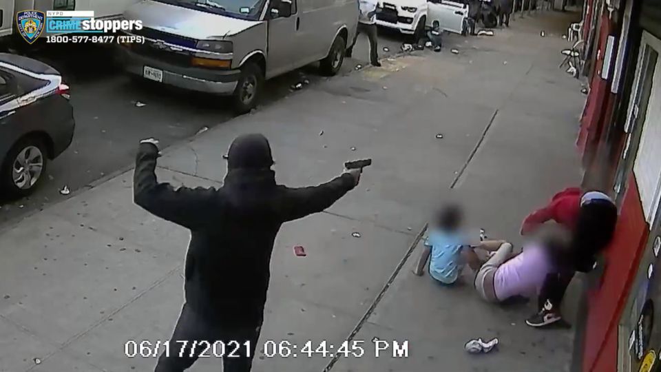 Policía difunde video del intento de homicidio frente a dos niños en NY