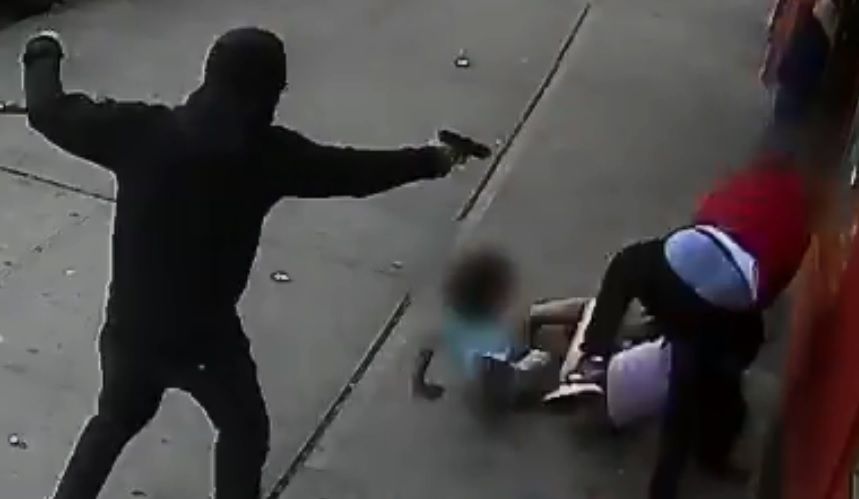 Policía difunde video del intento de homicidio frente a dos niños en NY