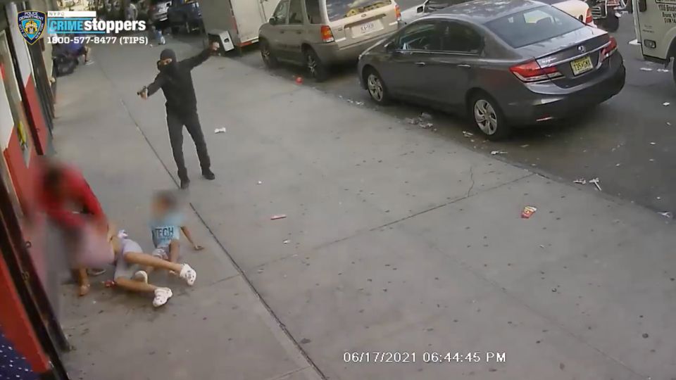 Policía difunde video del intento de homicidio frente a dos niños en NY