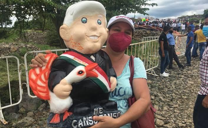 Día del Padre. Mujer regala pejealcancía firmada a su esposo