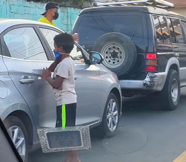 Video. Niño regala juguetes a menor que limpiaba parabrisas