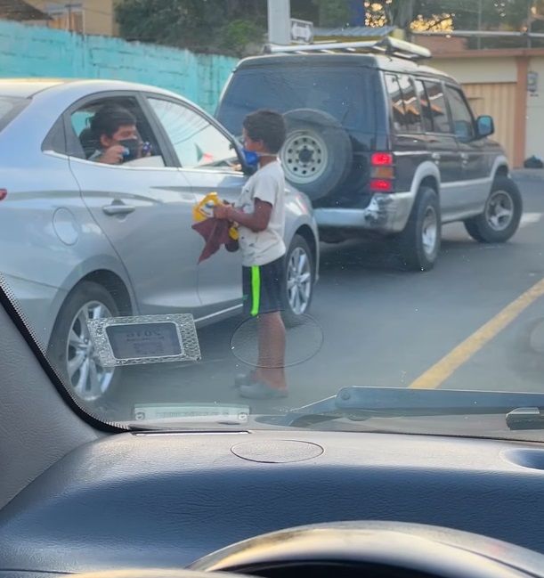 Video. Niño regala juguetes a menor que limpiaba parabrisas