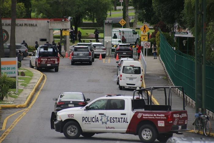 Policía Estatal llega con orden de desalojo a la UDLAP