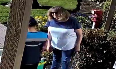 Captan a repartidora de Amazon golpeando a abuelita (VIDEO) 