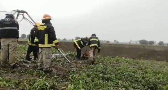 Rescatan a perros atrapados en socavón de Puebla |VIDEO 