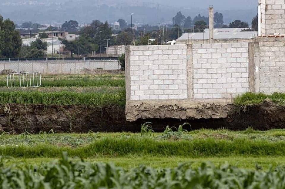 Socavón en Puebla. Así colapsó barda de casa aledaña