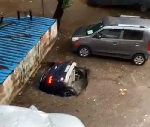 Captan momento en que se abre socavón y se traga un auto en India |VIDEO