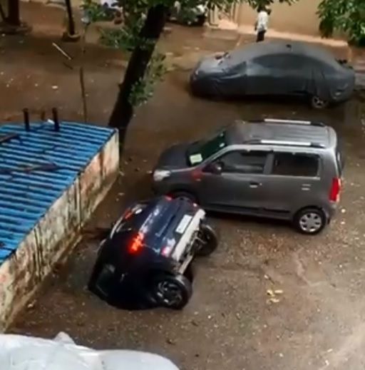 Captan momento en que se abre socavón y se traga un auto en India |VIDEO