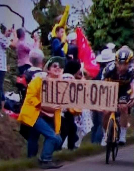 Mujer provoca caída masiva de ciclistas en Tour de Francia; video se hace viral