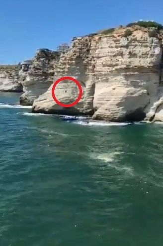 Video. Hombre cae en bote y muere tras tirarse de acantilado 