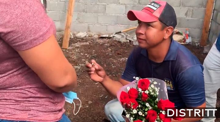 Albañil pide matrimonio a su novia en plena obra |VIDEO