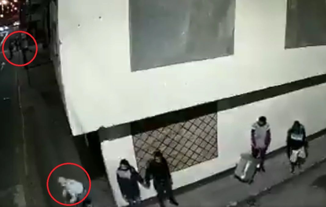 Captan momento en que lanzan bombas molotov a policía en Colombia |VIDEO