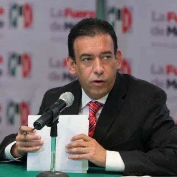 Moreira exhibe ‘nexos’ de Calderón con el narco