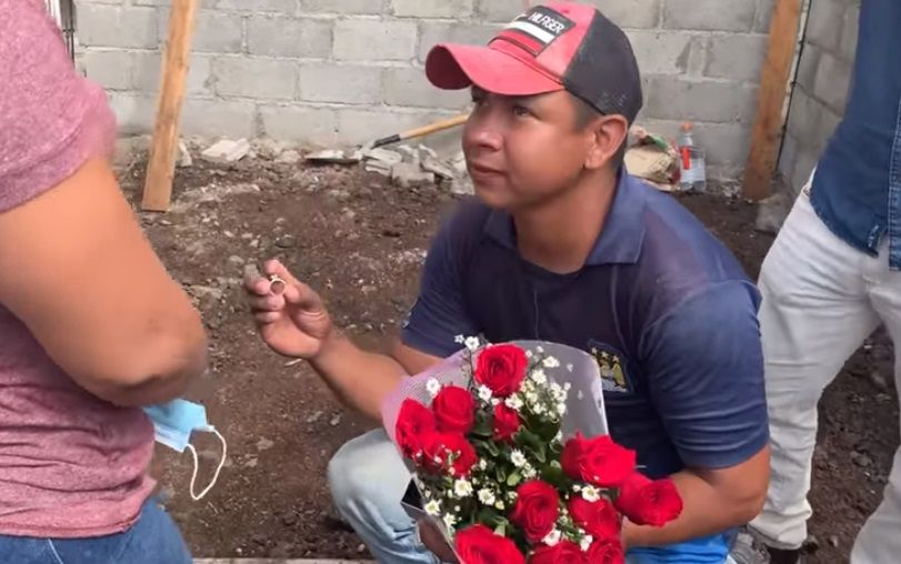 Albañil pide matrimonio a su novia en plena obra |VIDEO