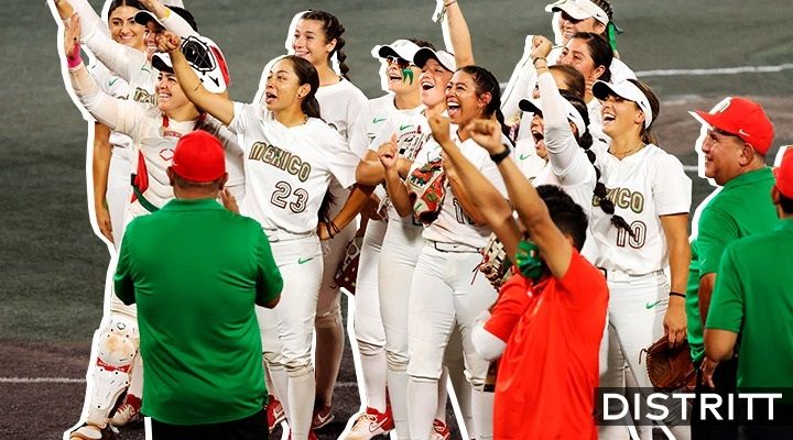 Jugadoras de softbol se disculpan por tirar uniformes