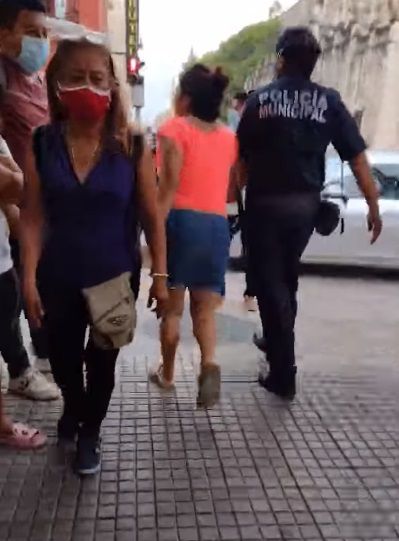 Descubre a su novio con amante y lo agarra a mordidas |VIDEO 