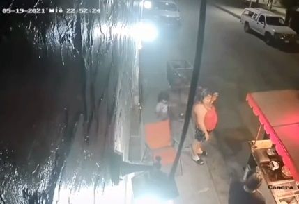 Video viral. Niña le baja short a su mamá en plena calle 