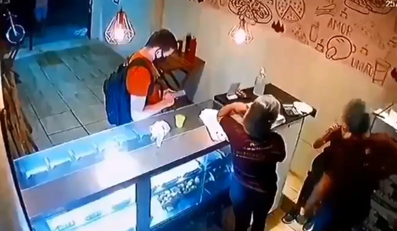 Policía dispara contra ladrón que asaltó una cafetería con su novia |VIDEO