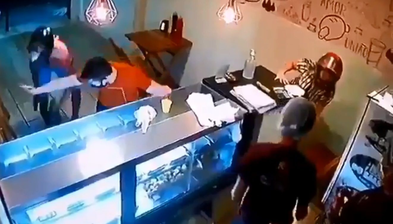 Policía dispara contra ladrón que asaltó una cafetería con su novia |VIDEO