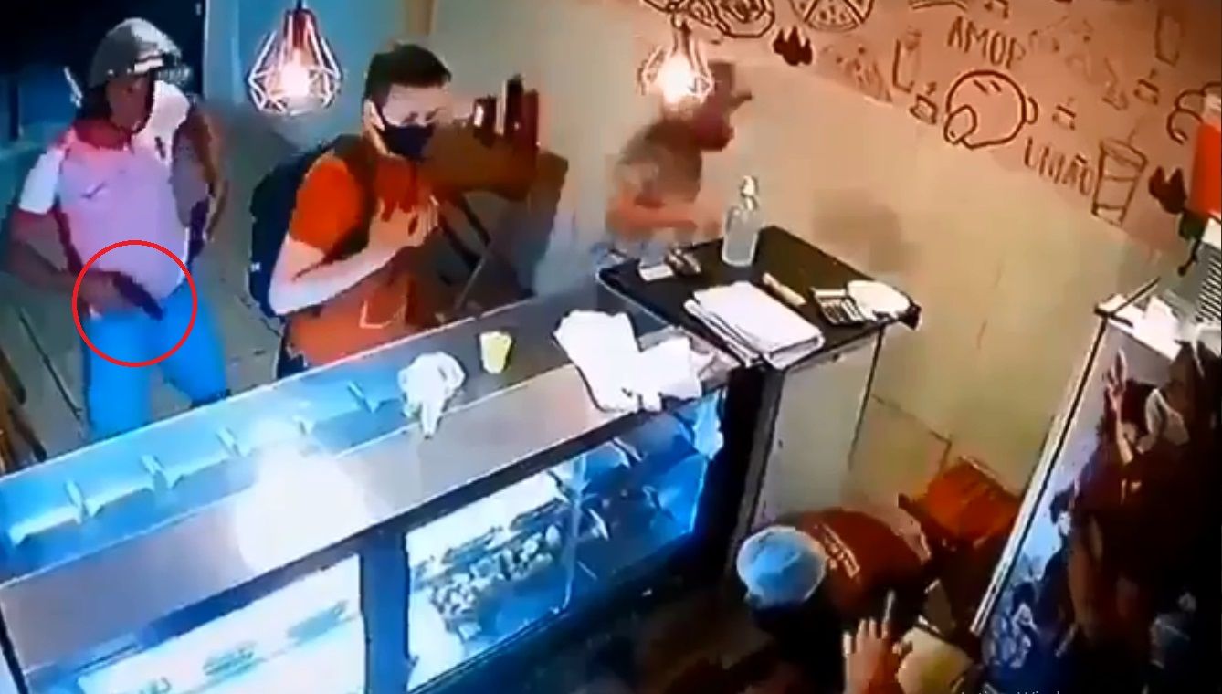 Policía dispara contra ladrón que asaltó una cafetería con su novia |VIDEO