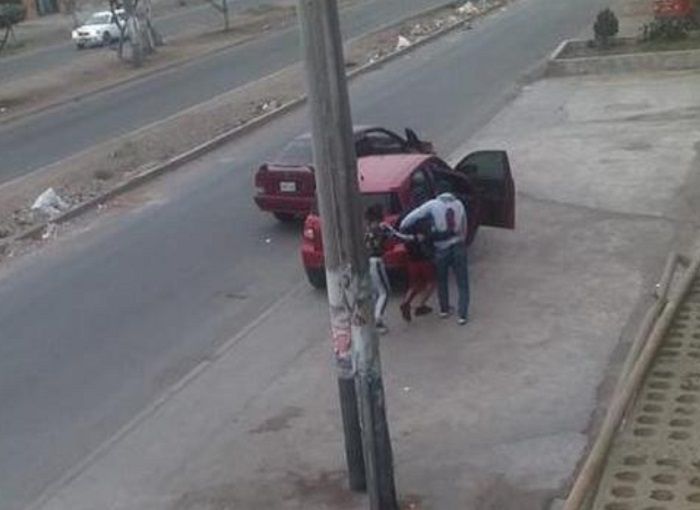 Policías se ayudan para ir al hospital