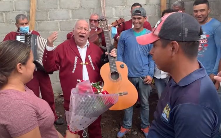 Compañeros de oficio le ayudaron con la propuesta