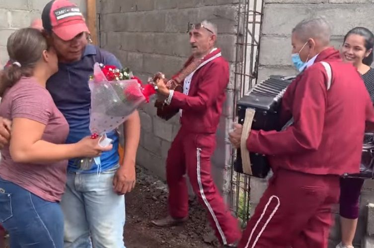 Compañeros de oficio le ayudaron con la propuesta