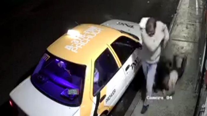 Taxista golpea y arrastra a mujer en Pachuca