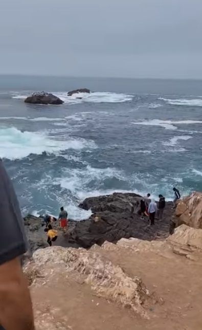 Baja California. Olas arrastran a turistas en La Bufadora 