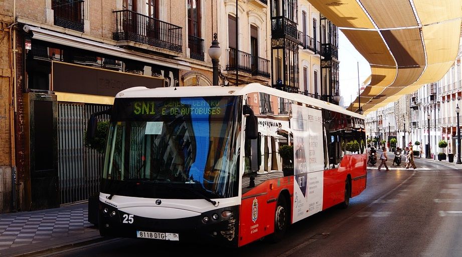 Le impiden subir a autobús por su escote; caso se hace viral