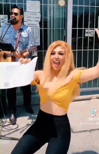 Mujer celebra divorcio en registro civil de Coahuila; video se hace viral