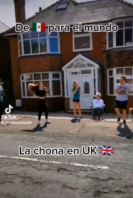 Tania Morales. Mexicana hace bailar a ingleses con La Chona 