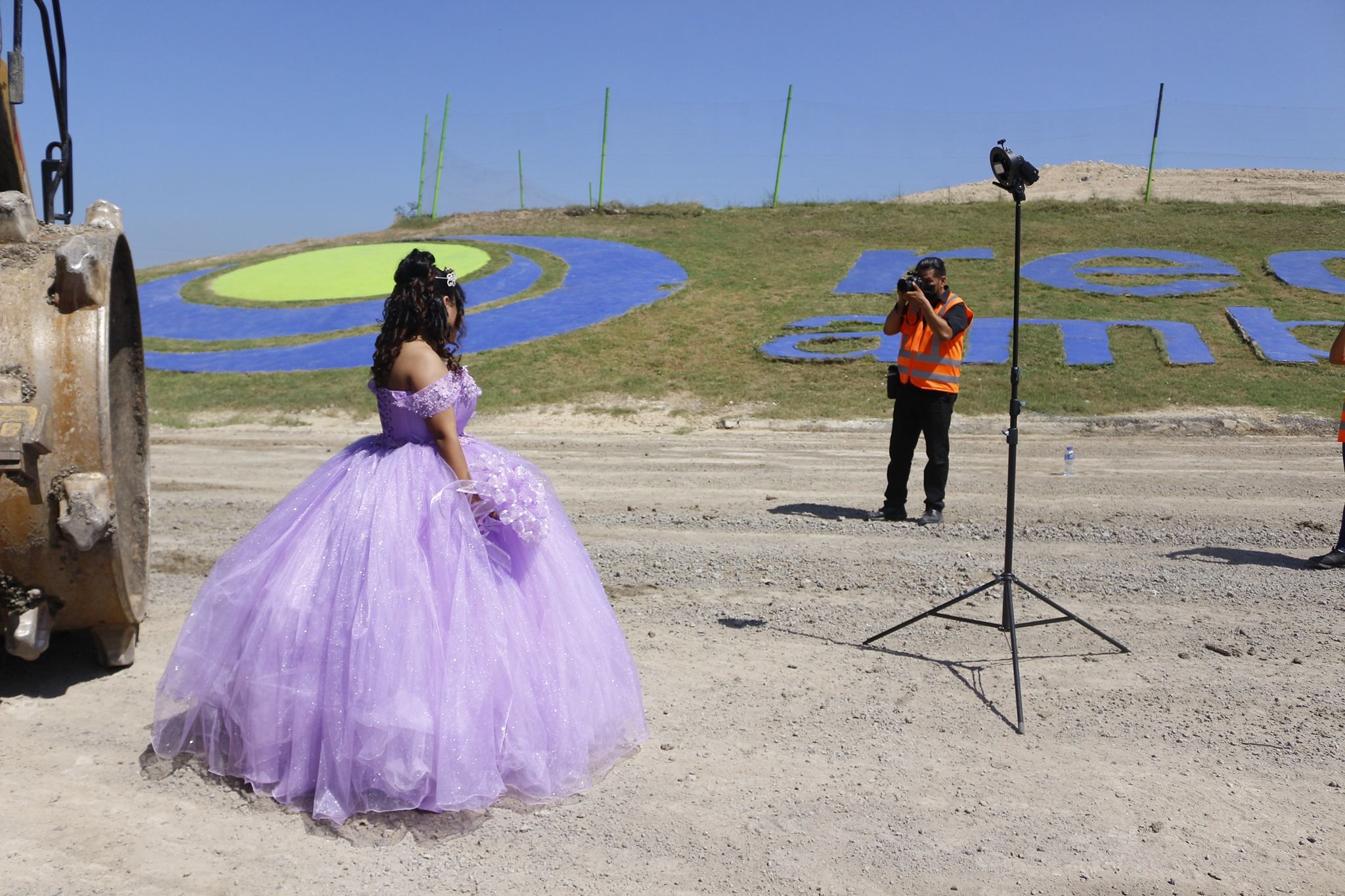 Quinceañera se toma fotos en basurero donde trabaja su papá