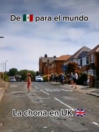 TikTok de ingleses bailando La Chona se hace viral
