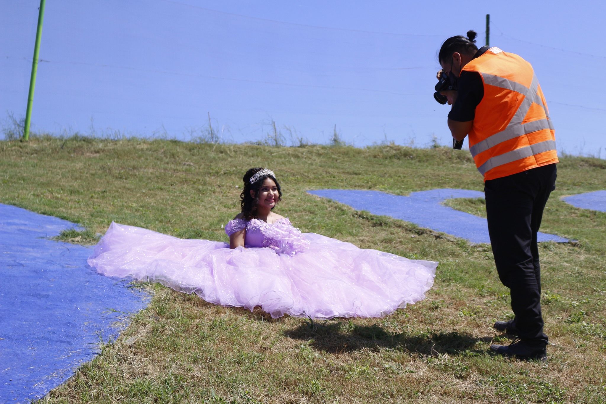 Quinceañera se toma fotos en basurero donde trabaja su papá